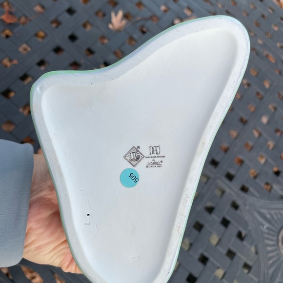 NAO by LLADRO #1026 Peaceful Moment Girl w/ 3 Rabbits ceramic retired figurine - Picture 6 of 7